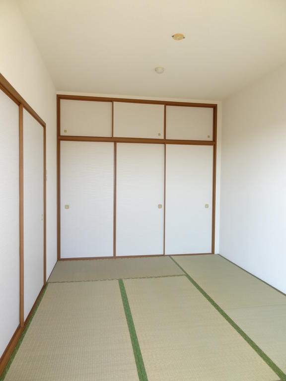 Other room space. There is storage closet with upper closet of about 1 between the half of the Japanese-style room!