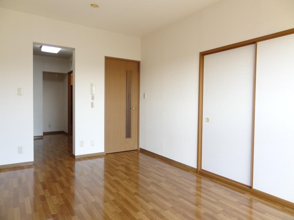 Living and room. Because next to the living room is a Japanese-style room, Wide space can make when you open.