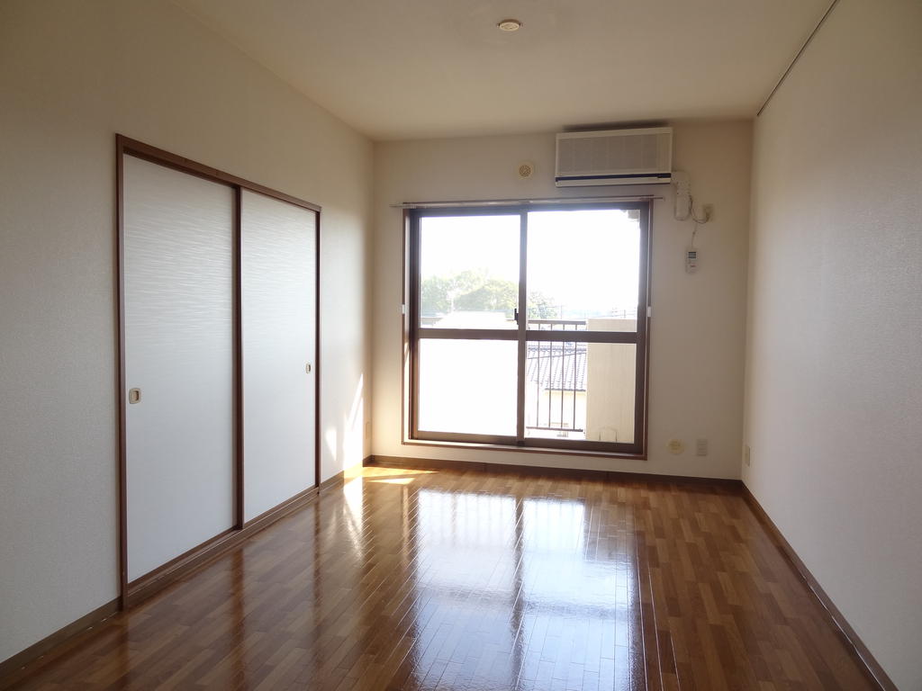 Living and room. In the living room and Japanese-style room one by one each, A total of two air-conditioned!
