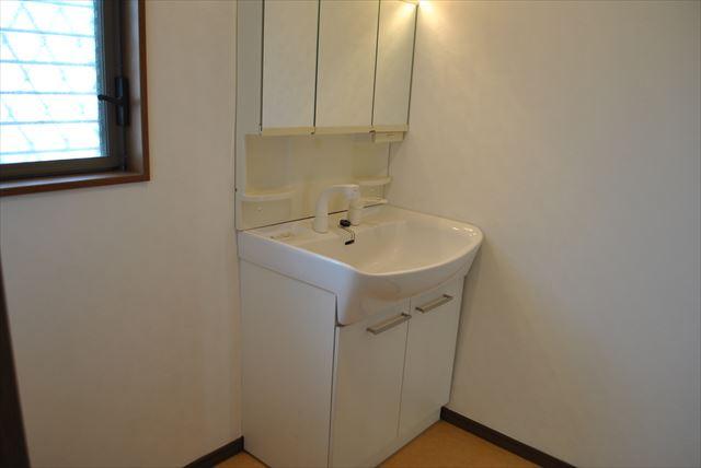 Wash basin, toilet