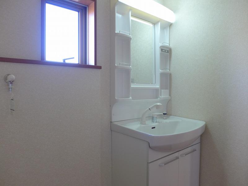 Wash basin, toilet. Local (November 29, 2013) Shooting