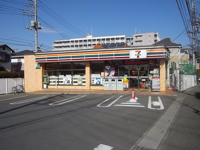 Convenience store. Seven-Eleven Tokorozawa Nakatomiminami store up (convenience store) 586m