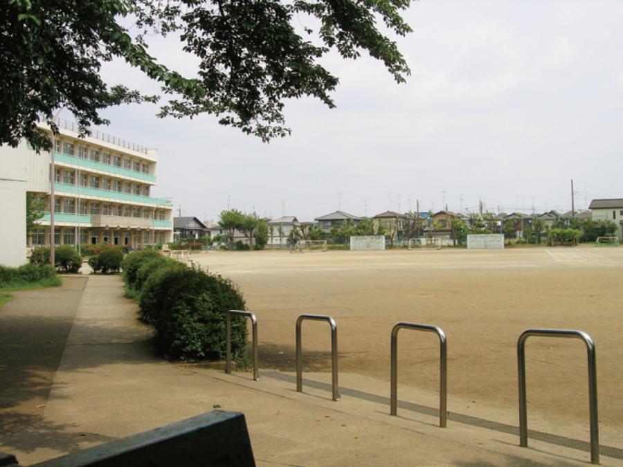 Primary school. Since Kamiarai close to 380m school to elementary school parents is also safe.