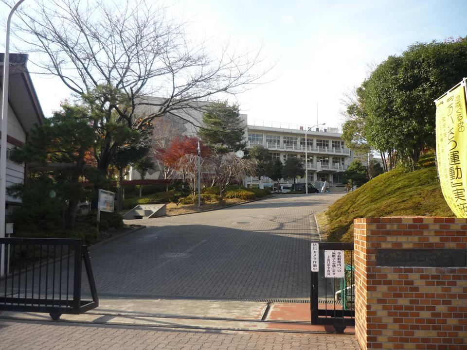 Junior high school. Tokorozawa Municipal Kamiyamaguchi until junior high school 460m