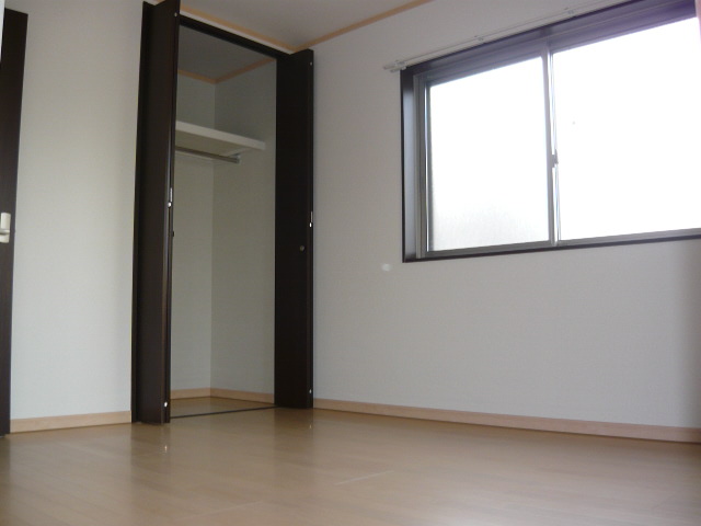 Other room space. Living next to the Western-style rooms and storage. 2, Room does not have windows.