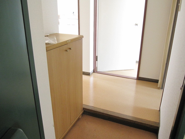 Entrance. Entrance with a cupboard. When a sudden visitor also be assured that there is also a Hall
