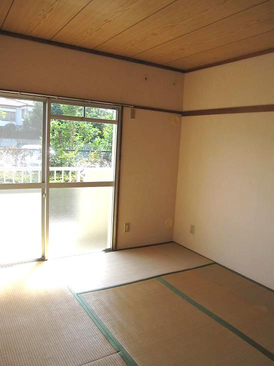 Other room space. 6-mat Japanese-style room of good size degree in the bedroom