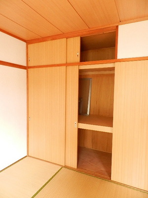 Receipt. Japanese-style closet With upper closet