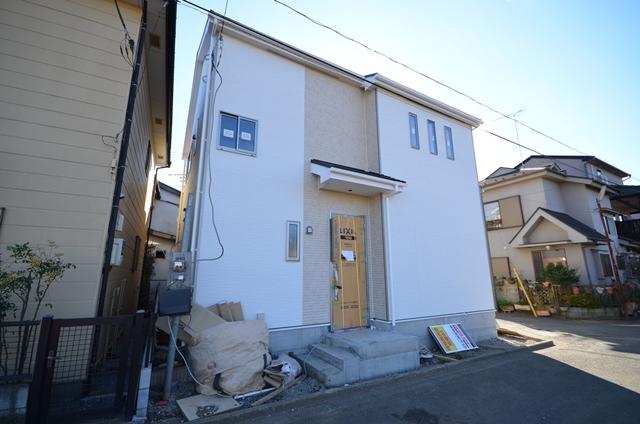 Local photos, including front road. Selling local (2013 December 16 shooting)