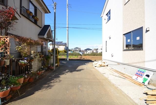 Local photos, including front road. Selling local (2013 December 16 shooting)