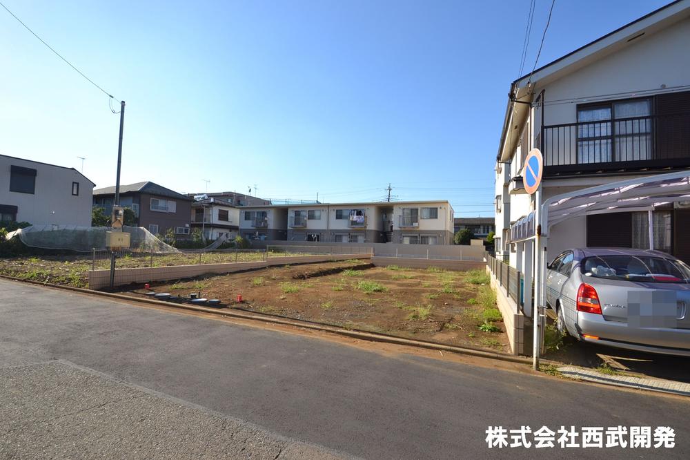 Local photos, including front road. Local appearance photo