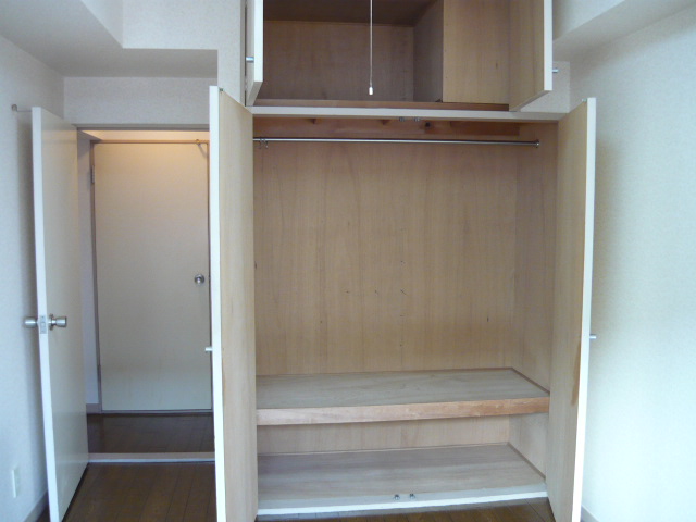 Receipt. 6.5 Pledge Western-style housing. Plenty of storage with a hanger pipe