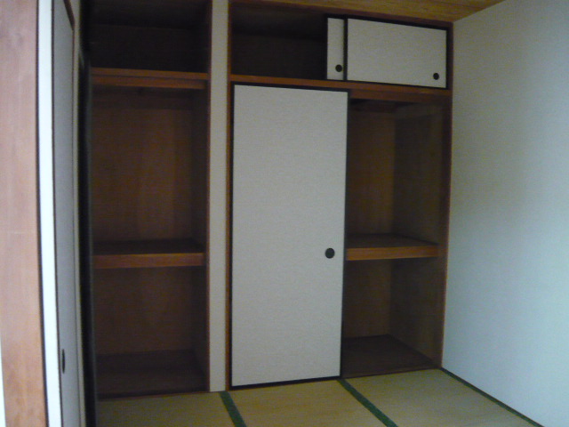 Receipt. Japanese-style closet. You can also have stored securely upper closet