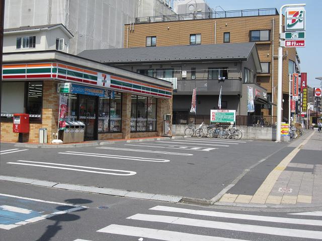 Convenience store. Seven-Eleven (convenience store) up to 100m