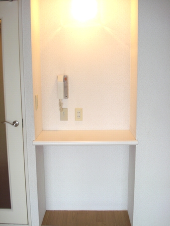 Other room space. The dining there is a shelf that can be used, such as telephone stand.