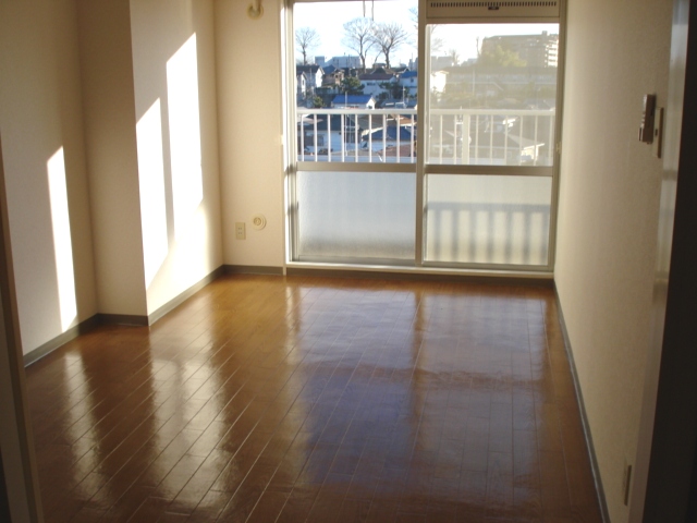 Other room space. Dining Horizontal, The south side of the Western-style. It is bright on the veranda surface.