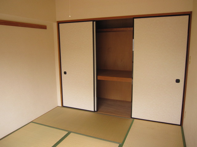 Receipt. Japanese-style closet. There is also the top is in utilizing the depth height.