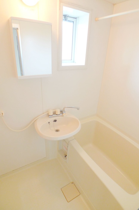 Bath. There is a window ventilation good