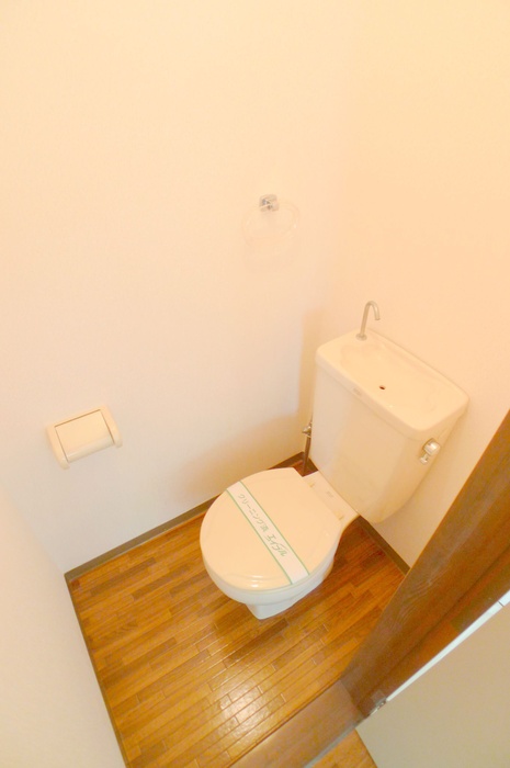 Toilet. Of course, bus toilet by!