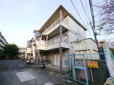 Building appearance. It is a quiet residential area