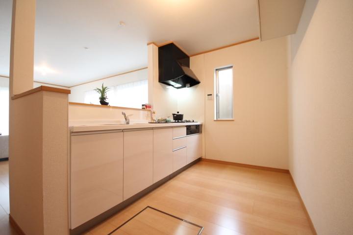 Kitchen. E Building. Face-to-face kitchen Popular. Top there is a sense of relief because it is open.