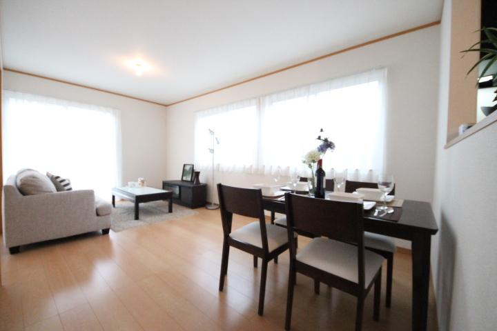 Living. E Building. Bright living space. Two-sided lighting.