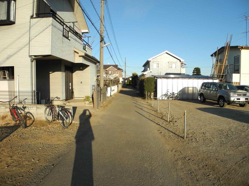 Local photos, including front road. Front road is also less quiet street of the car (January 2014) Shooting