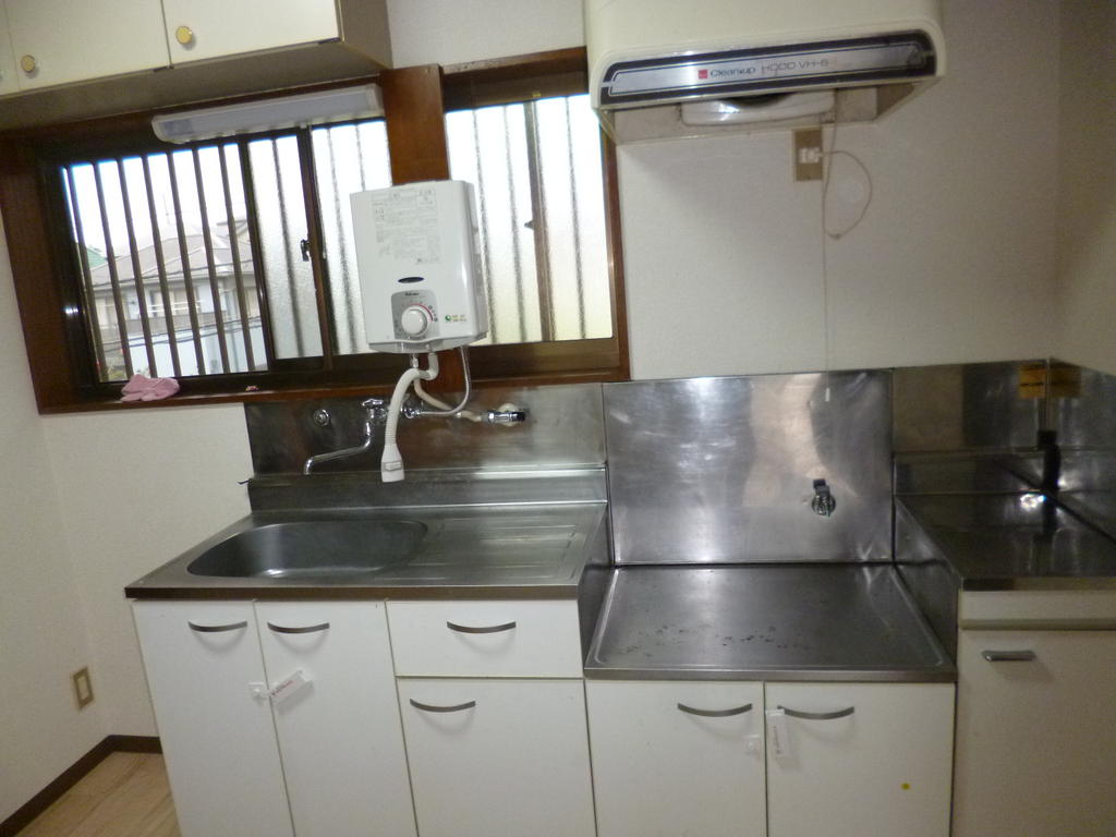 Kitchen. Yes window