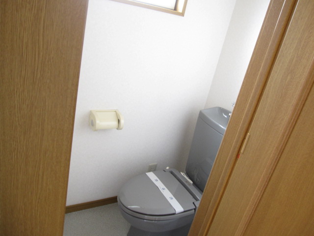 Living and room. There is a window in the toilet ・ Warm Rhett