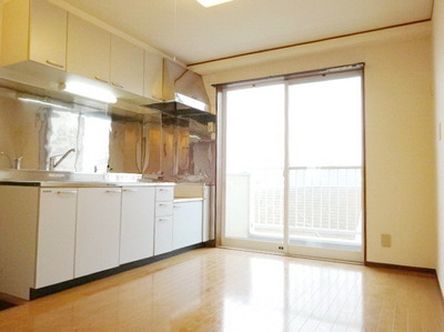 Living and room. South is facing