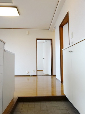 Entrance. There cupboard