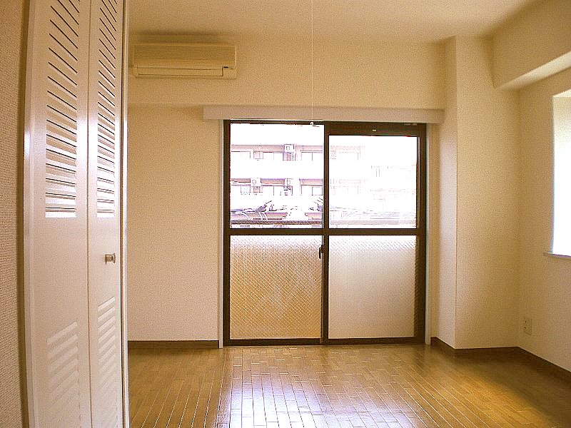 Living and room. With bay window ・ Corner room