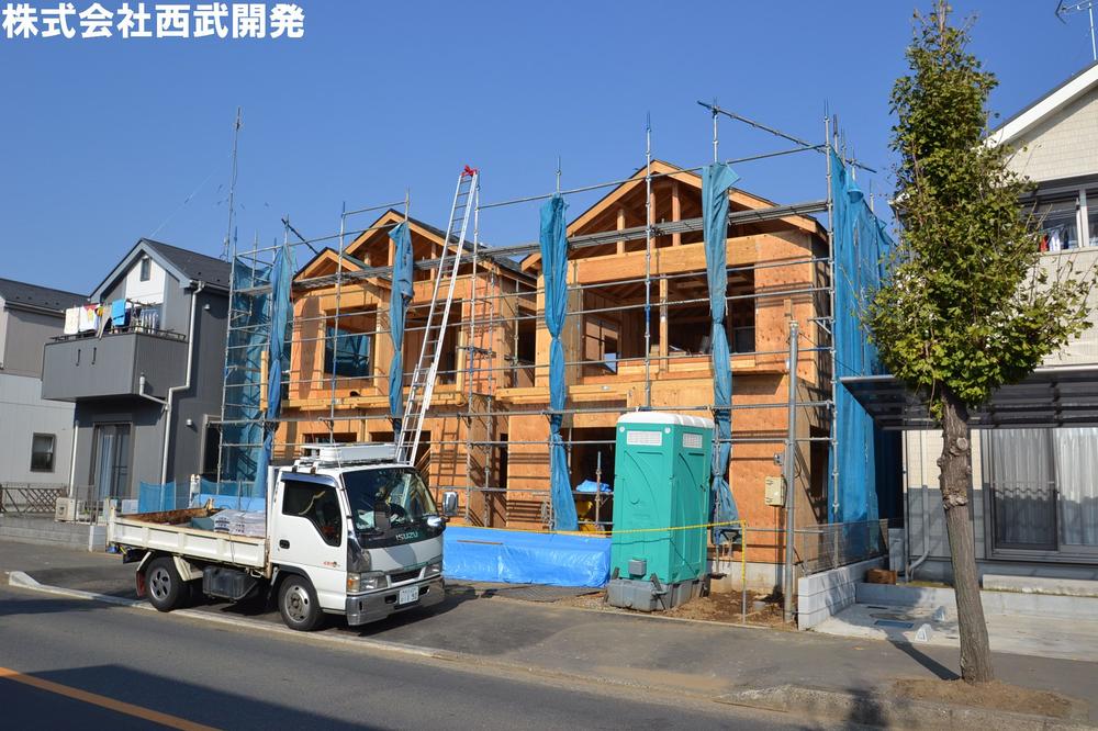 Local photos, including front road. Local appearance photo