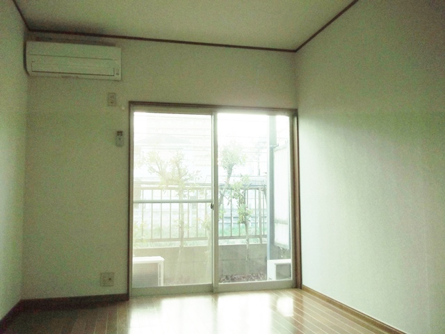 Living and room. The rooms are flooring ・ Petit your garden