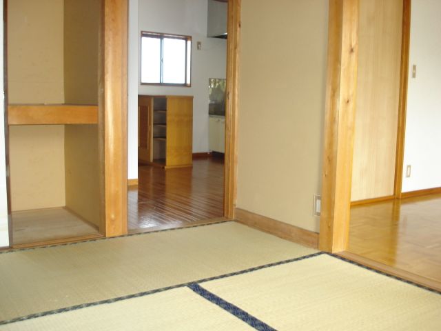 Living and room. Photo, It becomes a thing of 203, Room.
