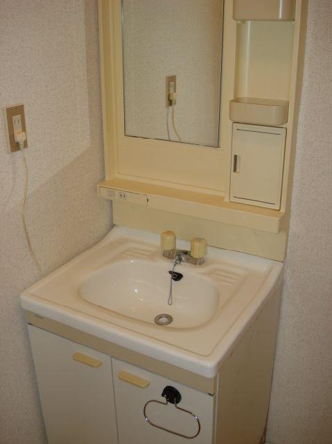 Washroom. Photo, It becomes a thing of 203, Room.