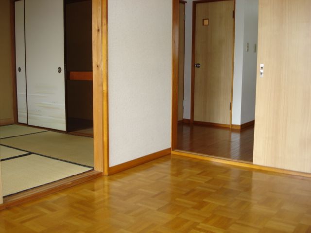 Living and room. Photo, It becomes a thing of 203, Room.