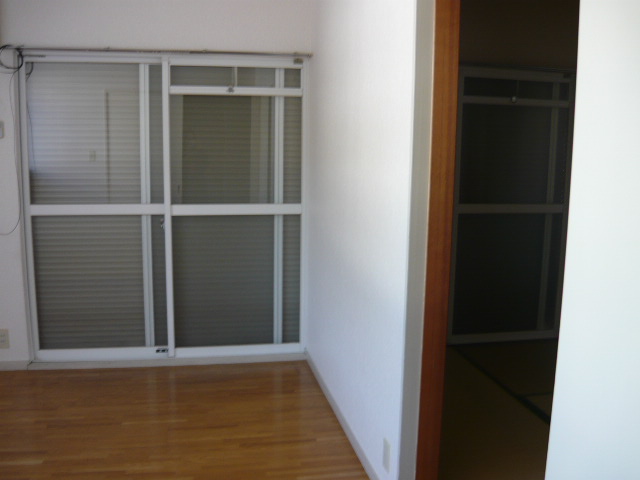 Other room space. Yes shutter ・ Air conditioning efficiency ・ It will help to crime prevention.