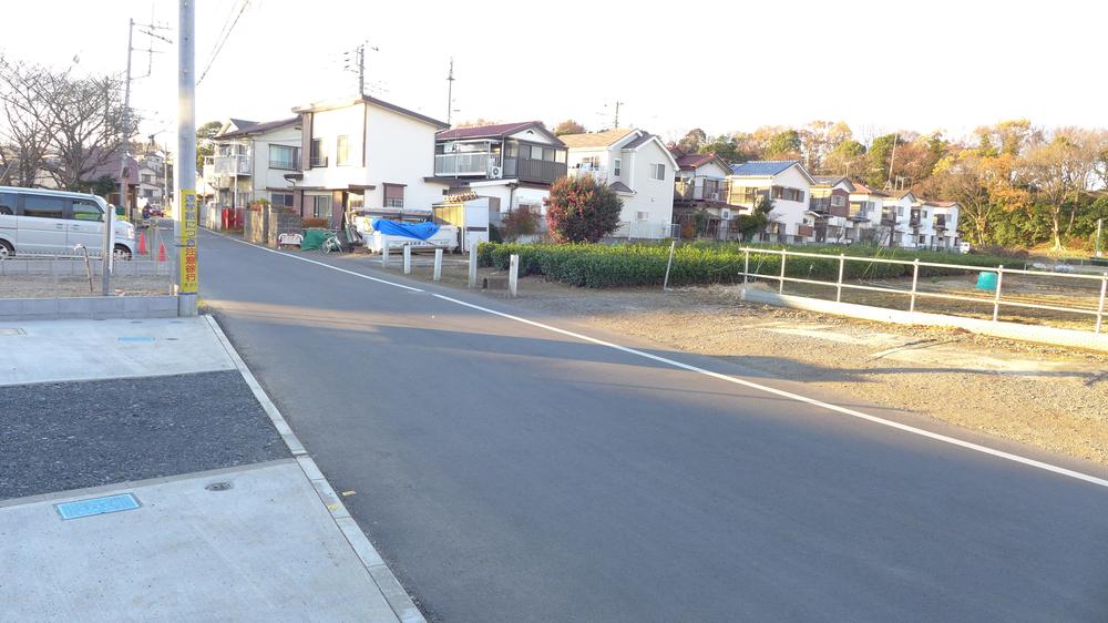 Local photos, including front road. Front road is located 6m.
