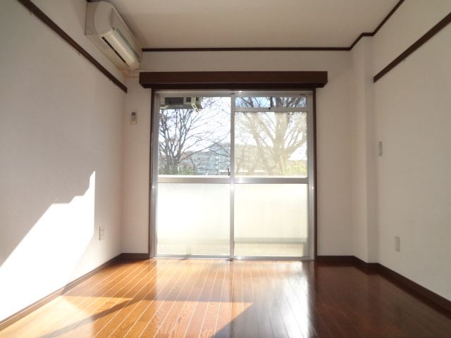 Living and room. Day good rooms