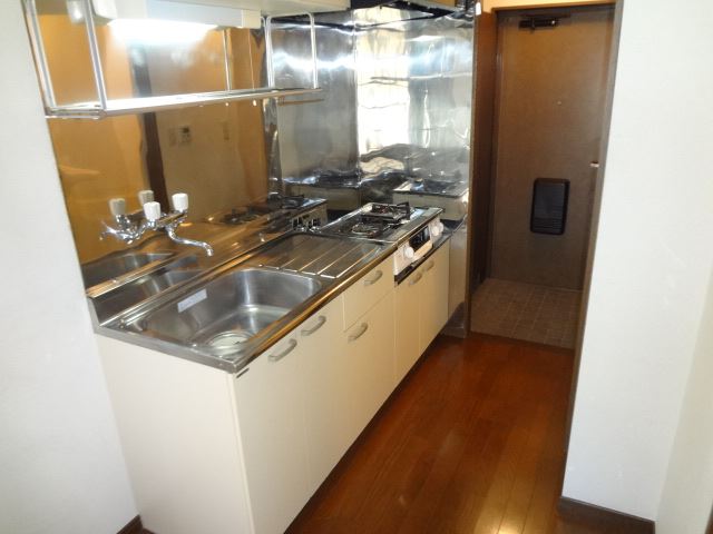Kitchen. Spacious kitchen! ! 