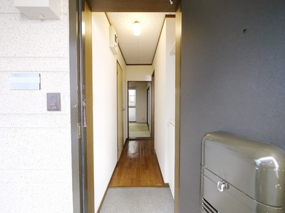 Entrance. There are entrance hall