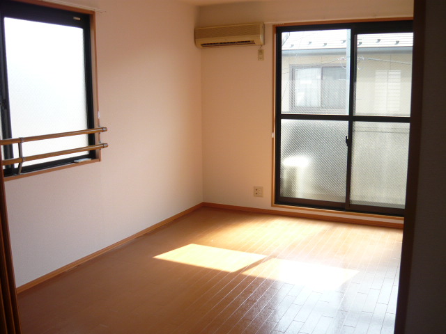 Other room space. 6 Pledge Western-style. Bright living room of the two-sided lighting