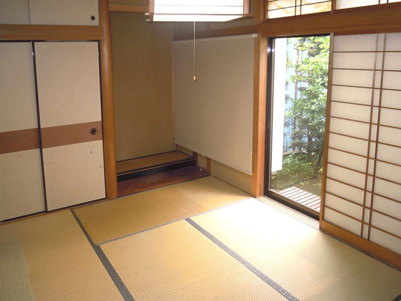 Non-living room. Emotion full of Japanese-style room with a view of the garden