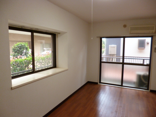 Living and room. bay window