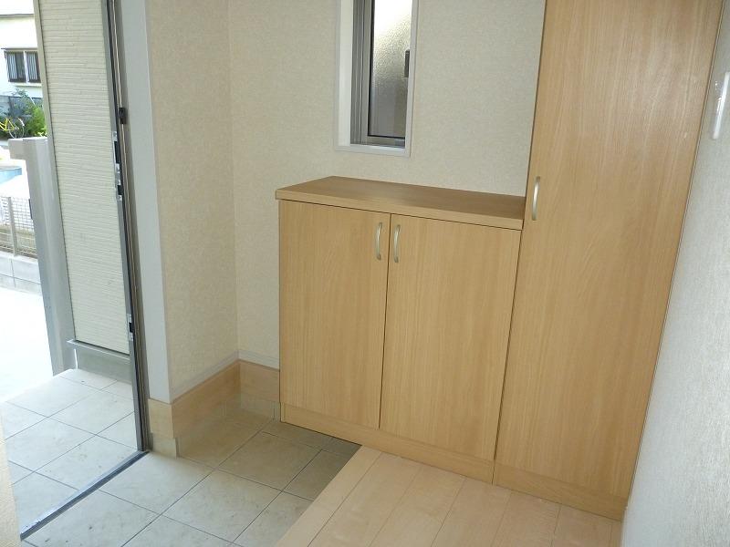 Entrance. Local (November 23, 2013) Shooting