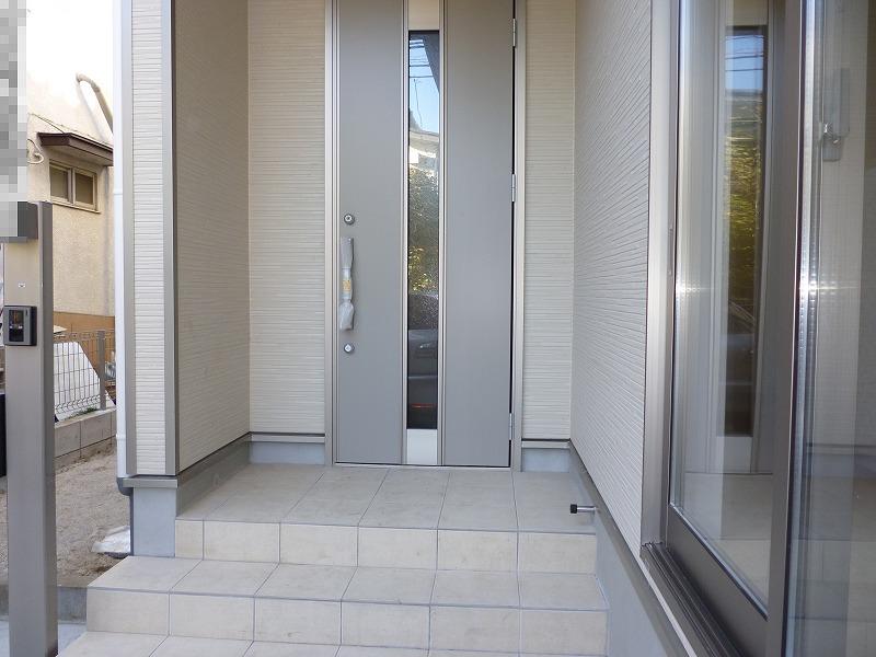 Entrance. Local (November 23, 2013) Shooting