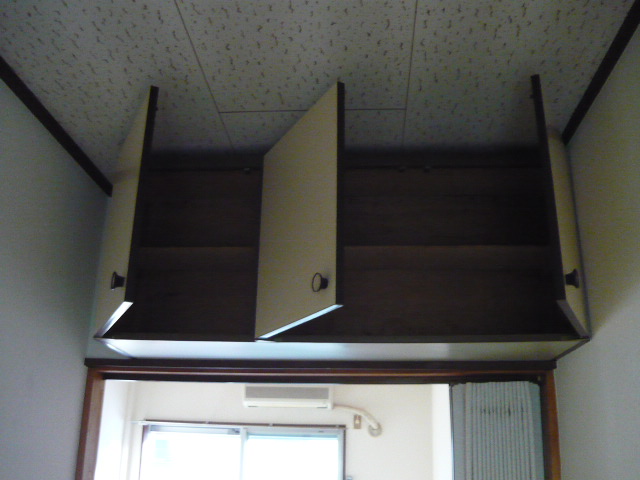 Living and room. With a convenient Tsuto to food equipment storage.
