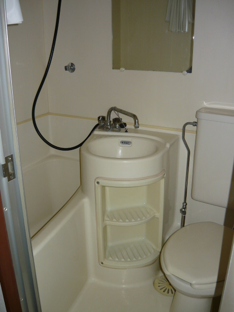 Bath. 3-point unit bus. With convenient mirror.