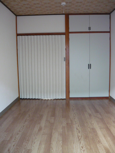 Other room space. How closed the accordion curtain.